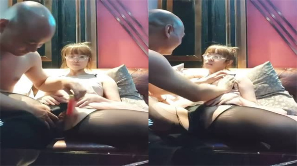 黑丝巨乳眼镜欲女私密包房3P极限双插 两猛男轮番攻陷温顺肉便器