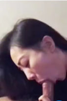 超正气质女神为男友口爆，温柔舔弄深喉服务让他欲罢不能